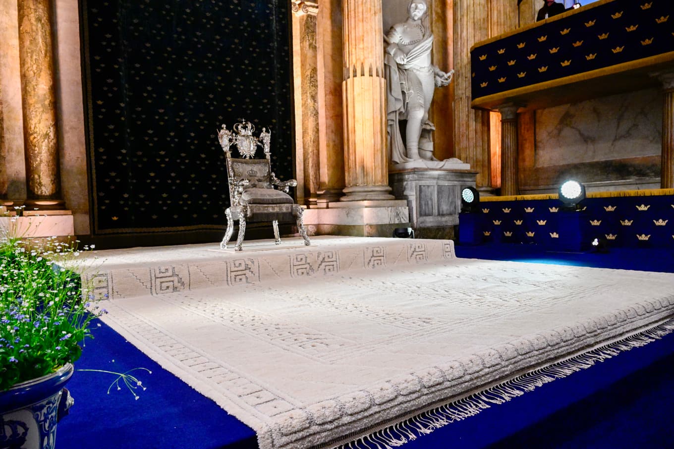 Mattan "Vita spetsporten" har placerats i rikssalen. På mattan står drottning Kristinas silvertron, som används vid högtidliga ceremonier. Foto: Jonas Ekströmer/TT