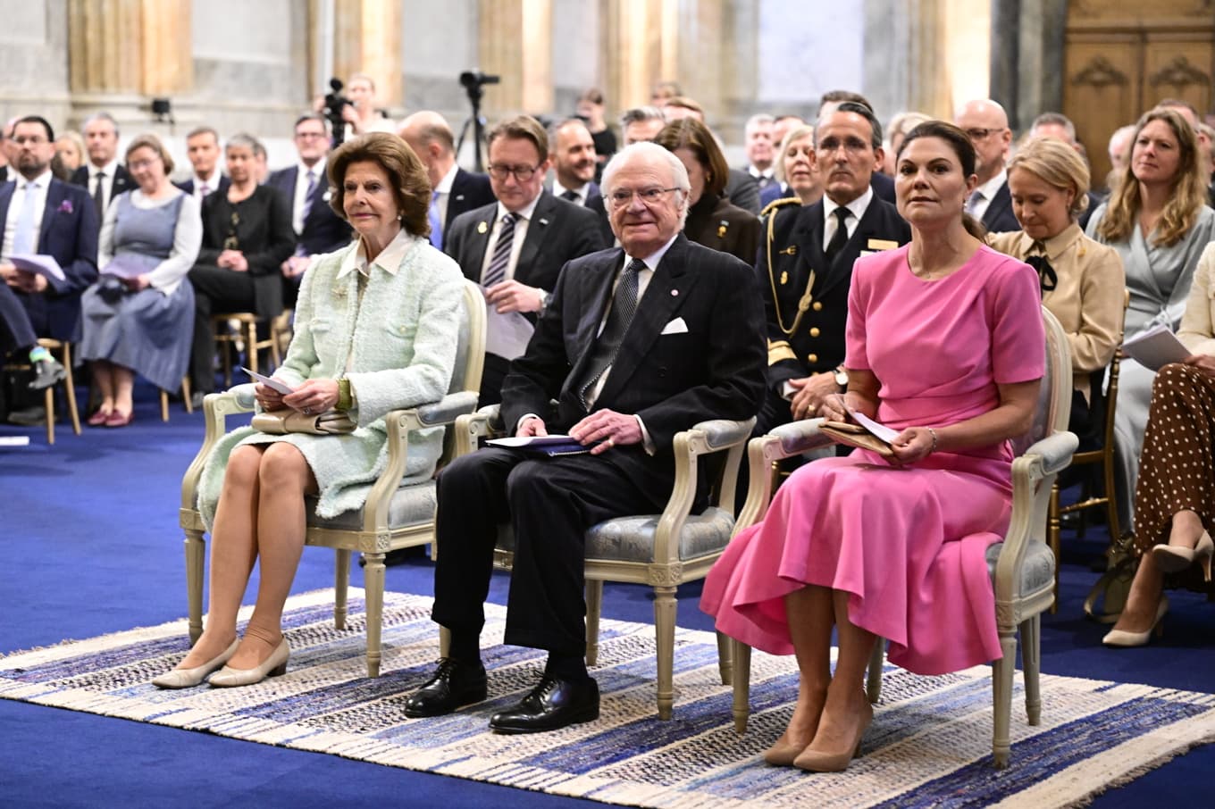 Drottning Silvia, kung Carl Gustaf och kronprinsessan Victoria under mottagningen på Stockholms slott för riksdag och regering med anledning av kungens 80-årsdag. Foto: Jonas Ekströmer/TT