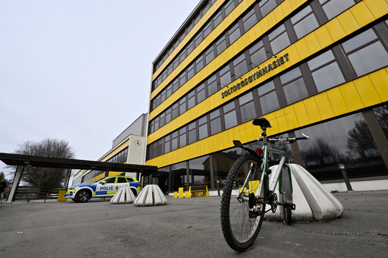 Soltorgsgymnasiet i Borlänge är en av cirka 20 skolor som hölls stängda under dagen efter ett potentiellt hot om våld. Foto: Ulf Palm/TT