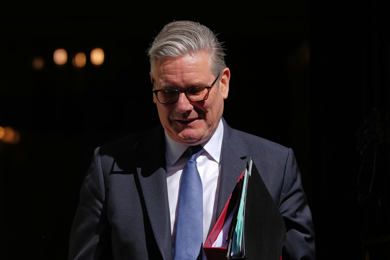 Storbritanniens premiärminister Keir Starmer ger sig av mot parlamentet från 10 Downing Street. Foto: Kirsty Wigglesworth /AP/TT