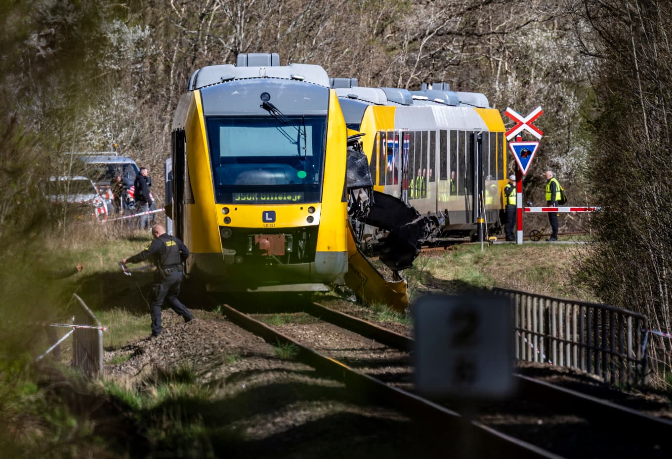 Polis och kriminaltekniker undersöker olycksplatsen på torsdagen. Foto: Johan Nilsson/TT