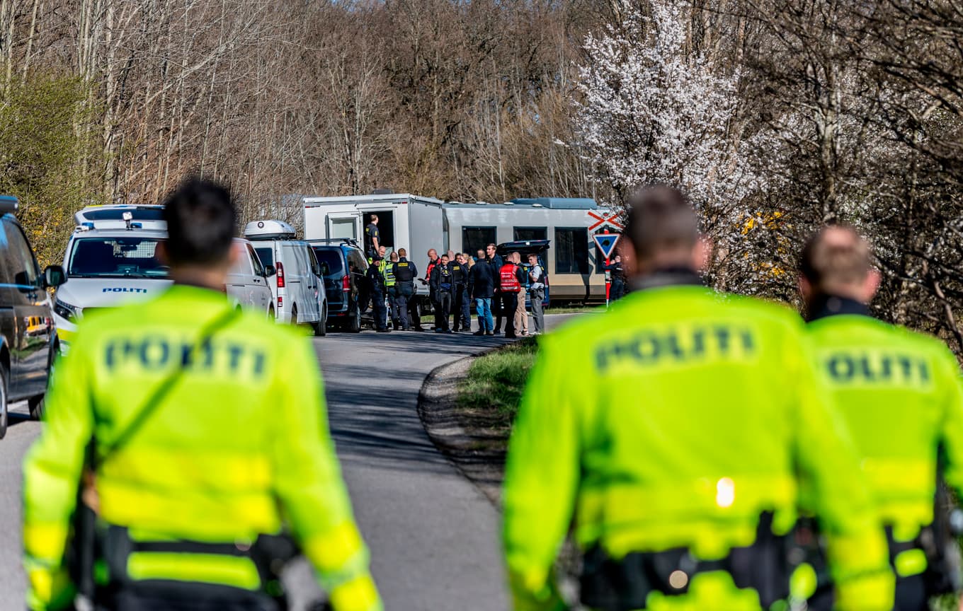 En stor mängd ambulanser och poliser skickades till platsen efter larmet om en tågkrock. Foto: Steven Knap/Scanpix/TT