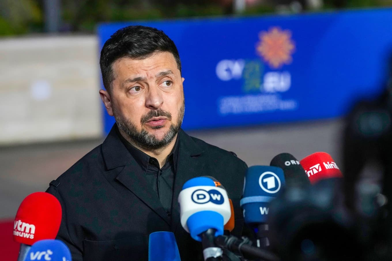 Ukrainas president Volodymyr Zelenskyj på väg in till EU-ländernas toppmöte i Agia Napa på torsdagen. Foto: Petros Karadjias/AP/TT