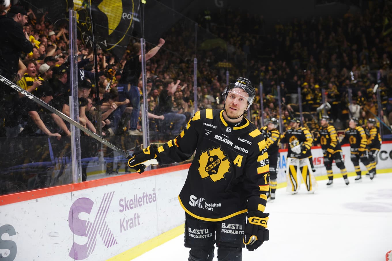 Skellefteås Pär Lindholm tackar supportrarna efter första finalen. Foto: Pär Bäckström/TT