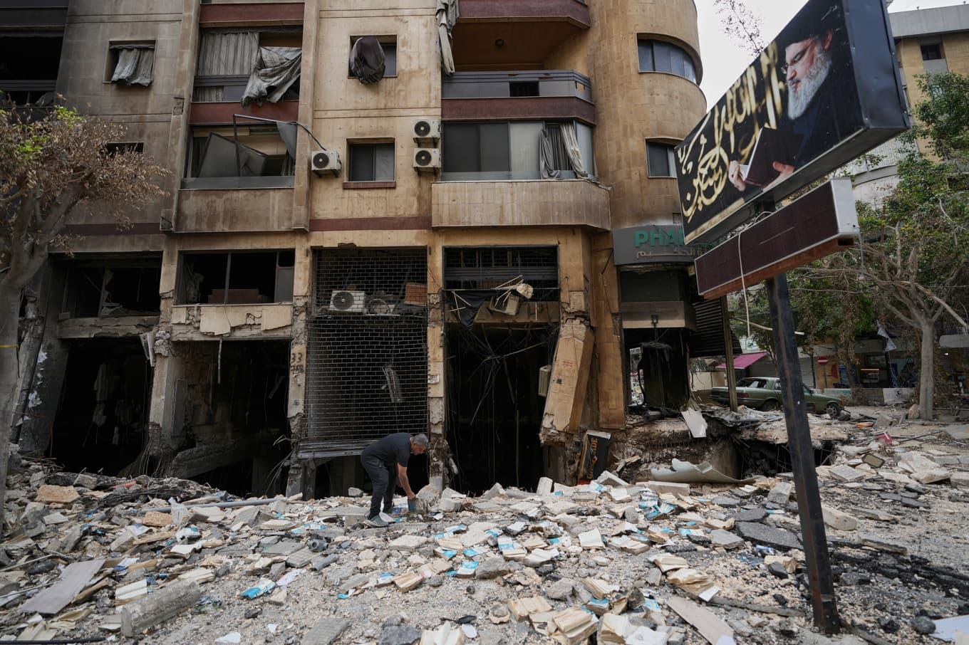 Rasmassor i Beiruts södra förorter den 20 april. Foto: Hussein Malla /AP/TT
