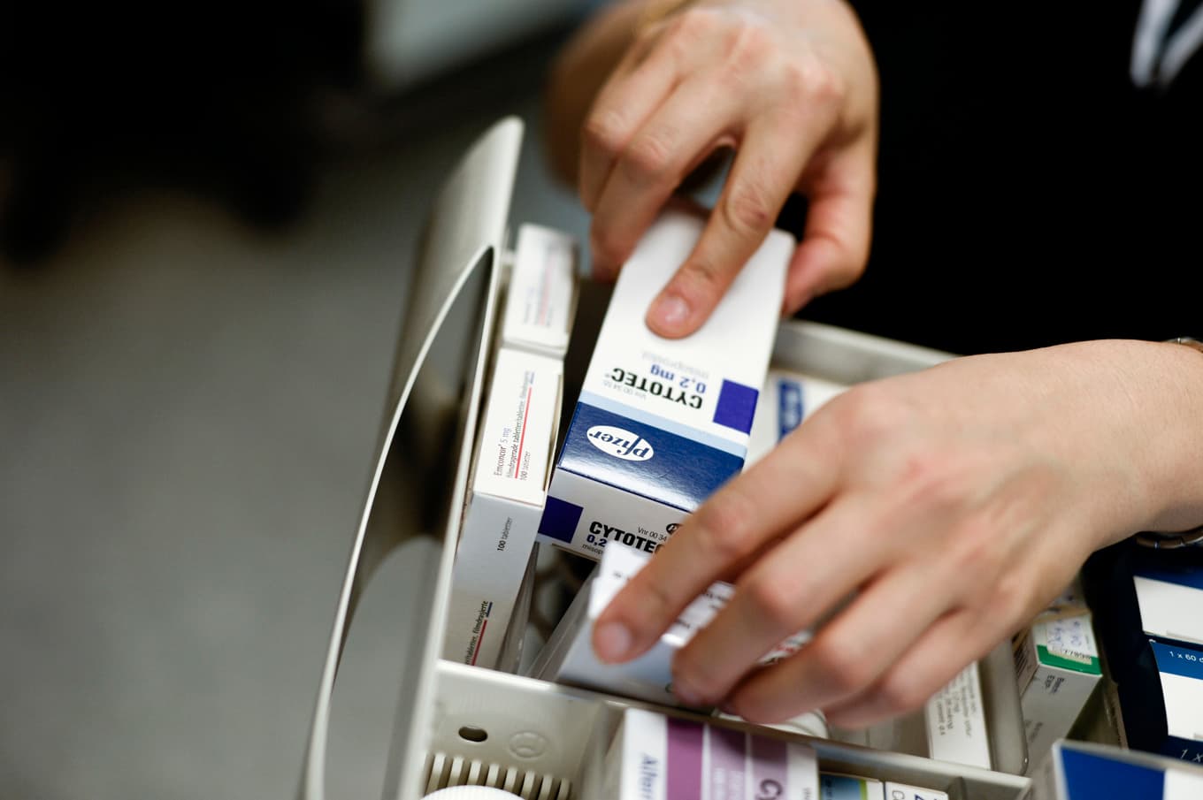 Den treåriga receptarieutbildningen leder till legitimation och rätt att distribuera receptbelagd medicin. Efterfrågan på receptarier är stor. Arkivbild. Foto: Pontus Lundahl/TT