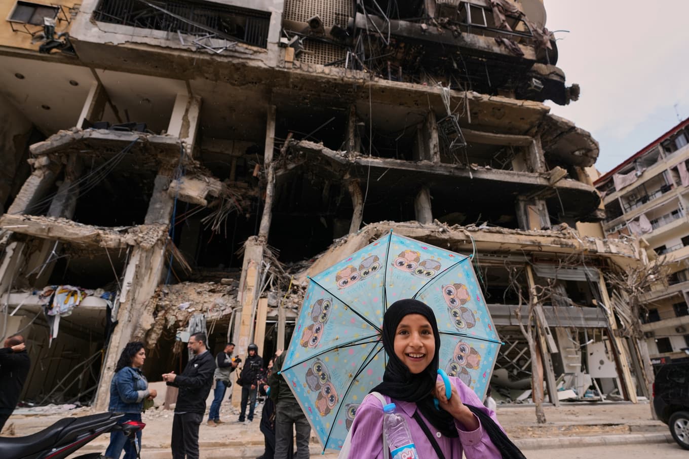 En krigshärjad byggnad i södra Beirut, som ofta beskrivs som ett fäste för shiamilisen Hizbollah. Bilden togs i måndags. Foto: Hussein Malla/AP/TT