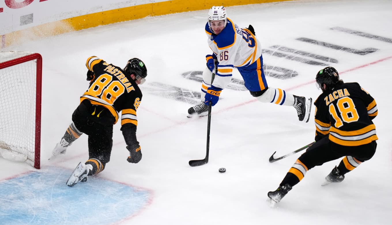 Buffalos Noah Östlund (86) gjorde två poäng i lagets seger. Foto: Charles Krupa/AP/TT