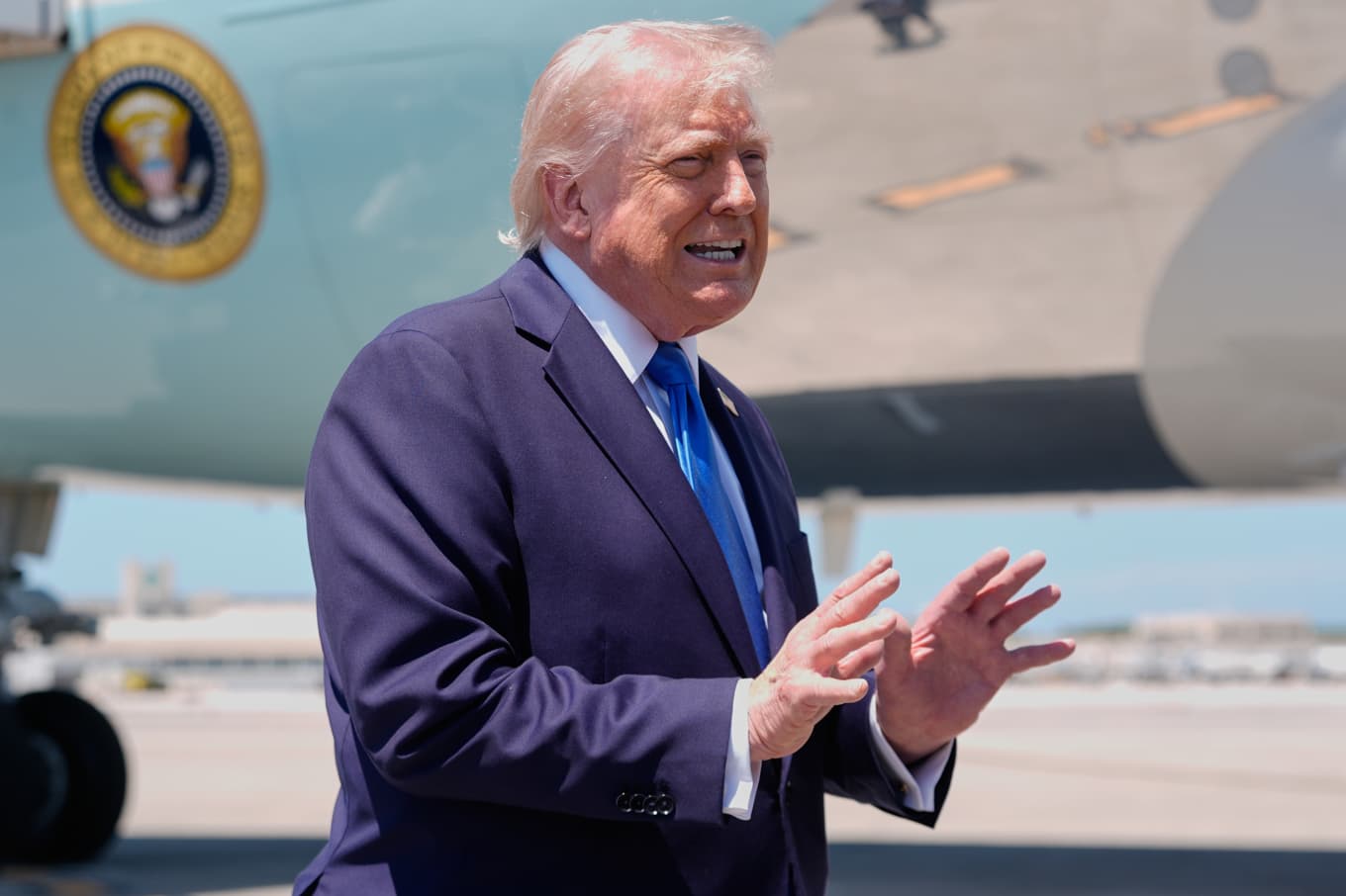 President Donald Trump pratar med reportrar på lördagen. Foto: Manuel Balce Ceneta/AP/TT