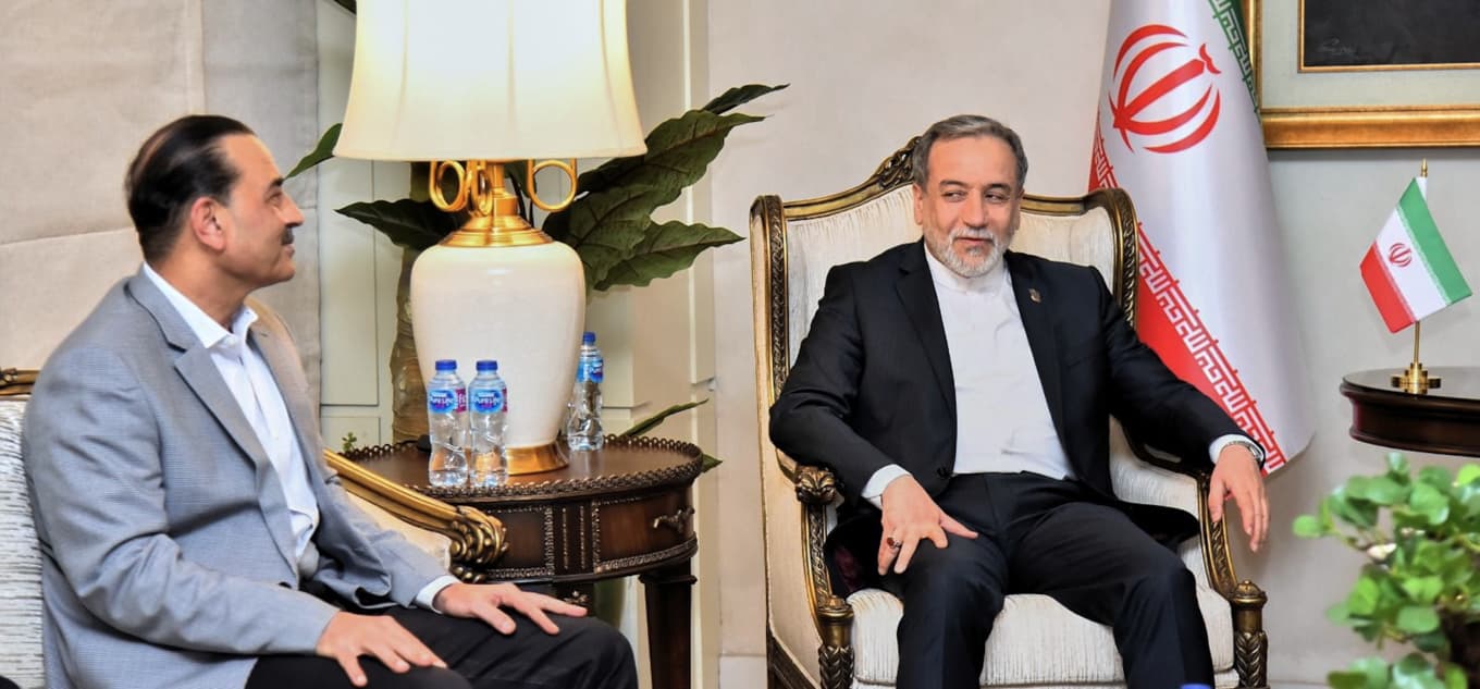 Irans utrikesminister Abbas Araghchi i möte med Pakistans arméchef Asim Munir under fredagskvällen. Bild från Pakistans utrikesdepartement. Foto: AP/TT