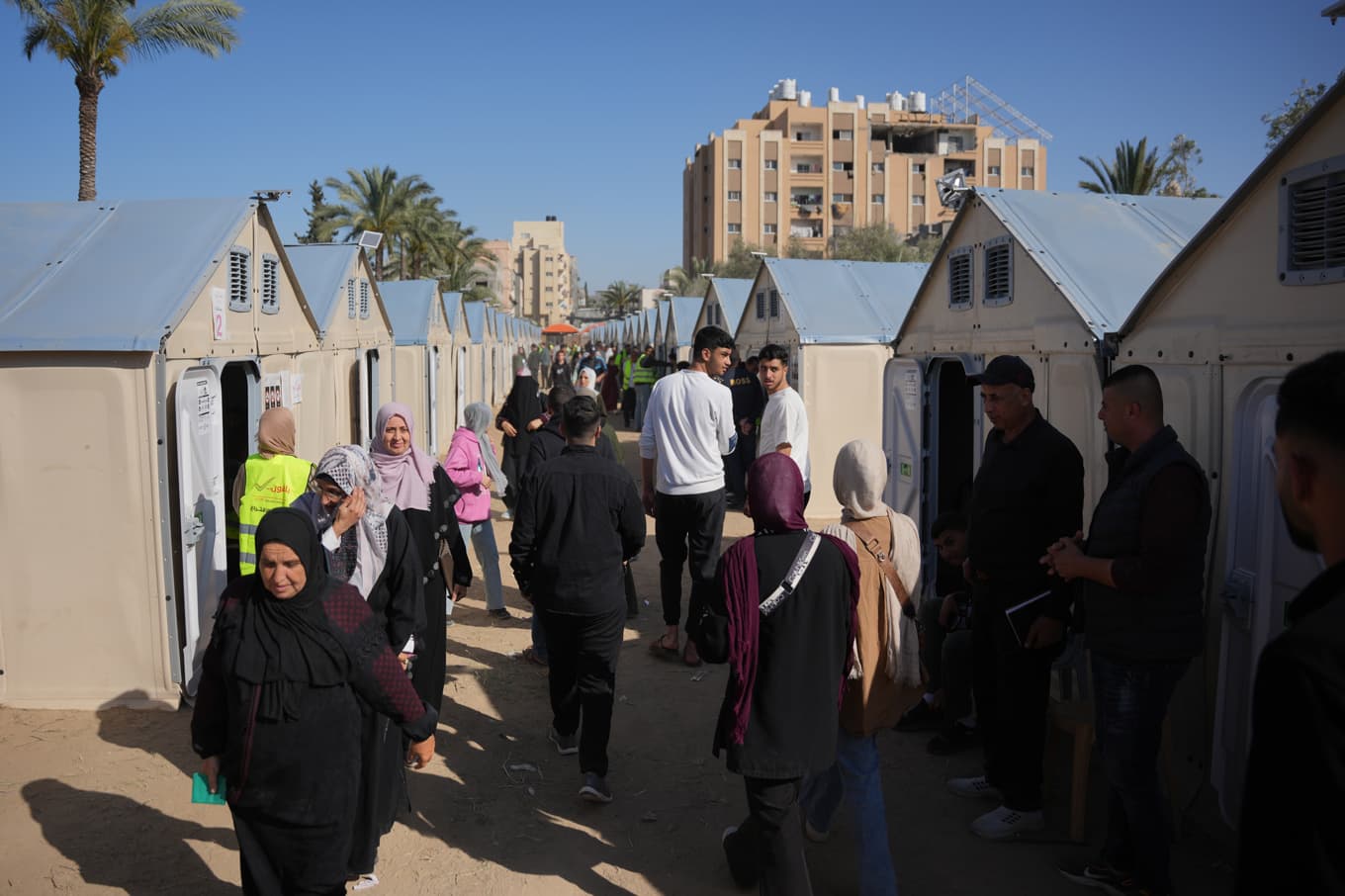 Människor samlades för det första lokalvalet på 20 år i Deir al-Balah på Gazaremsan. Foto: Abdel Kareem Hana /AP/TT