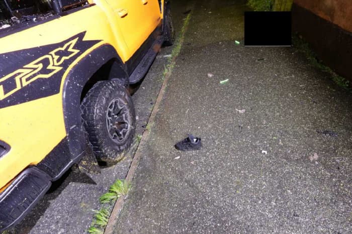 En sko i närheten av detonationsplatsen i Östberga i augusti förra året. Bild från polisens förundersökning. Foto: Polisen/TT