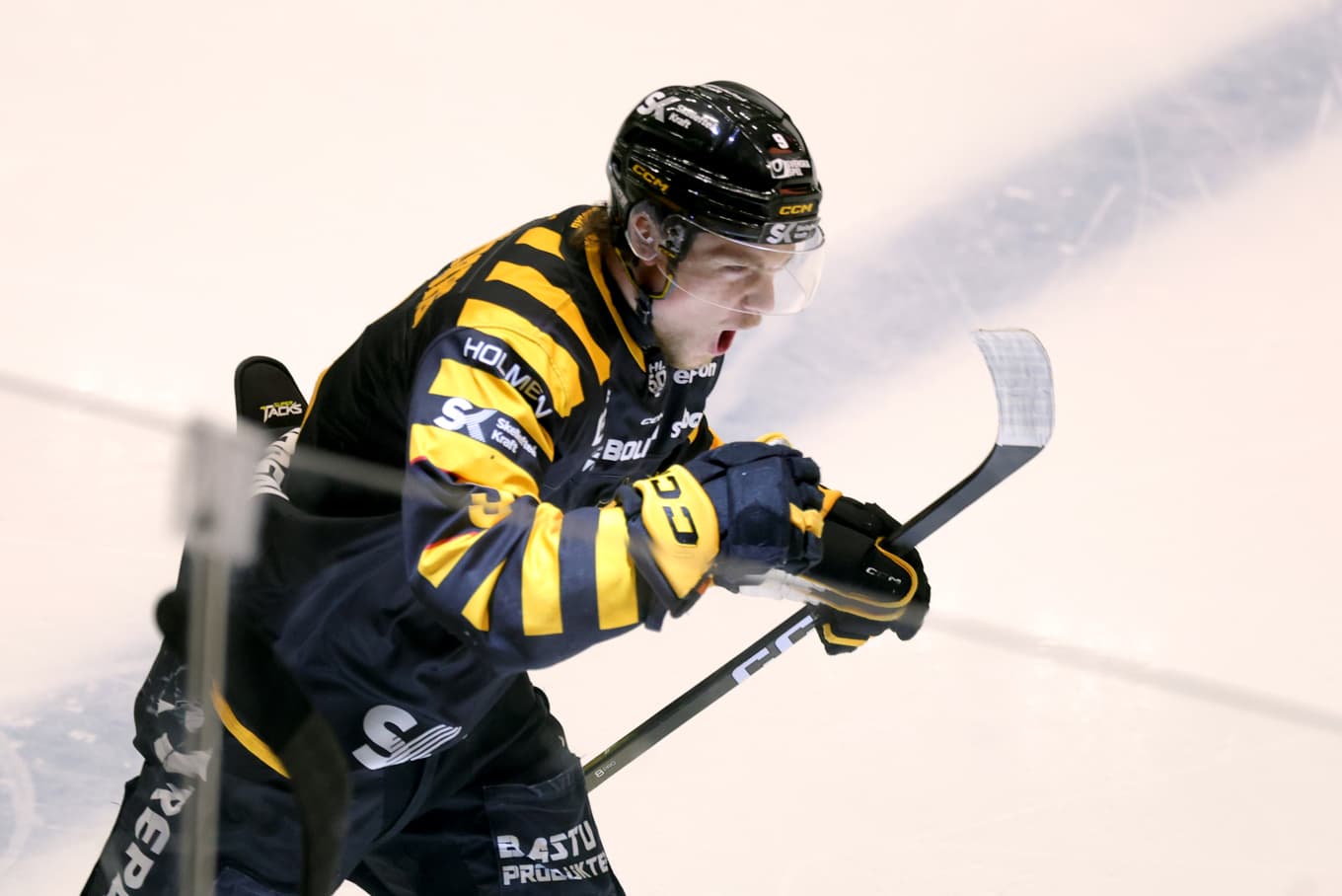 Skellefteås Victor Stjernborg jublar efter sitt första av två mål. Foto: Pär Bäckström/TT