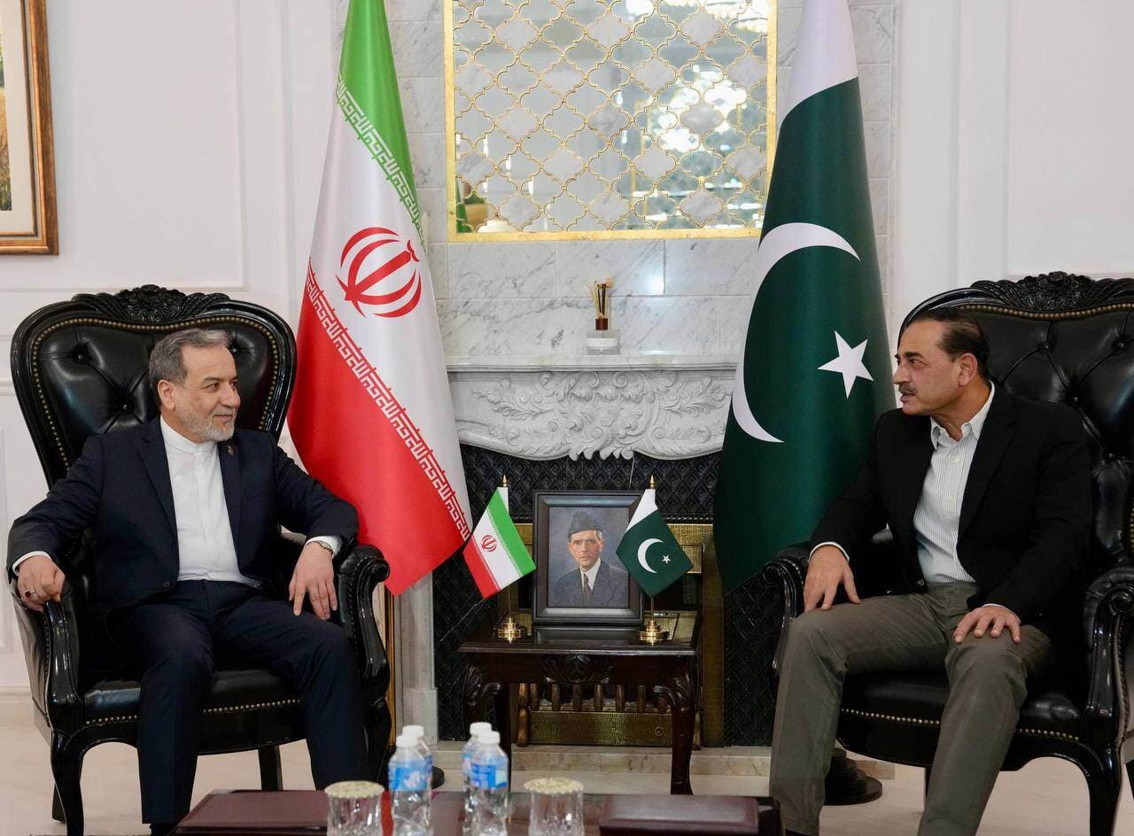 Bilden är från lördagen när Irans utrikesminister Abbas Araghchi höll möten i Islamabad, här med Pakistans arméchef Asim Munir. Bilden är tagen av Irans utrikesdepartement. Foto: AP/TT