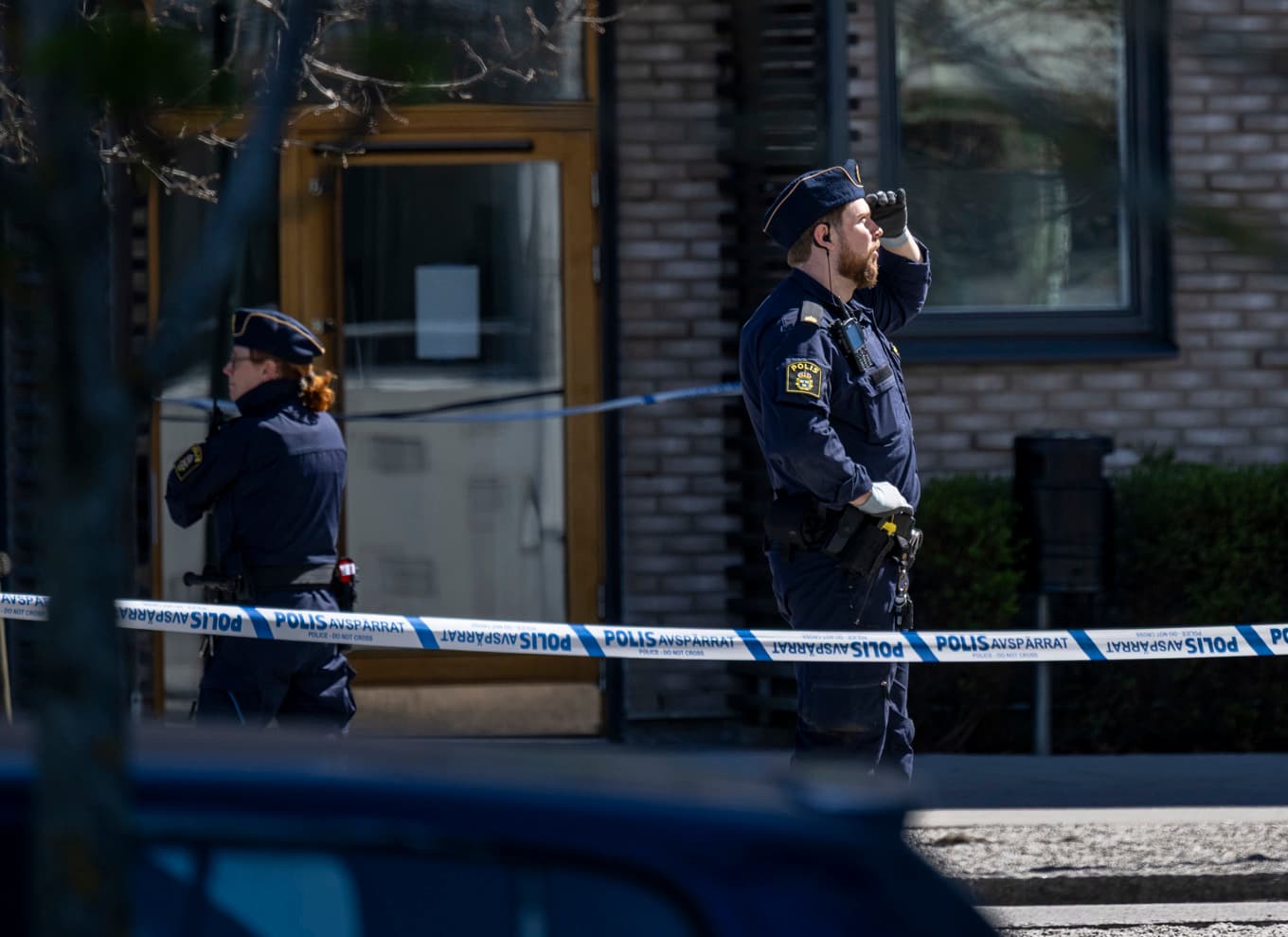 Polis och avspärrningar på Limhamn i Malmö på söndagen efter ett misstänkt mordförsök. Foto: Johan Nilsson / TT
