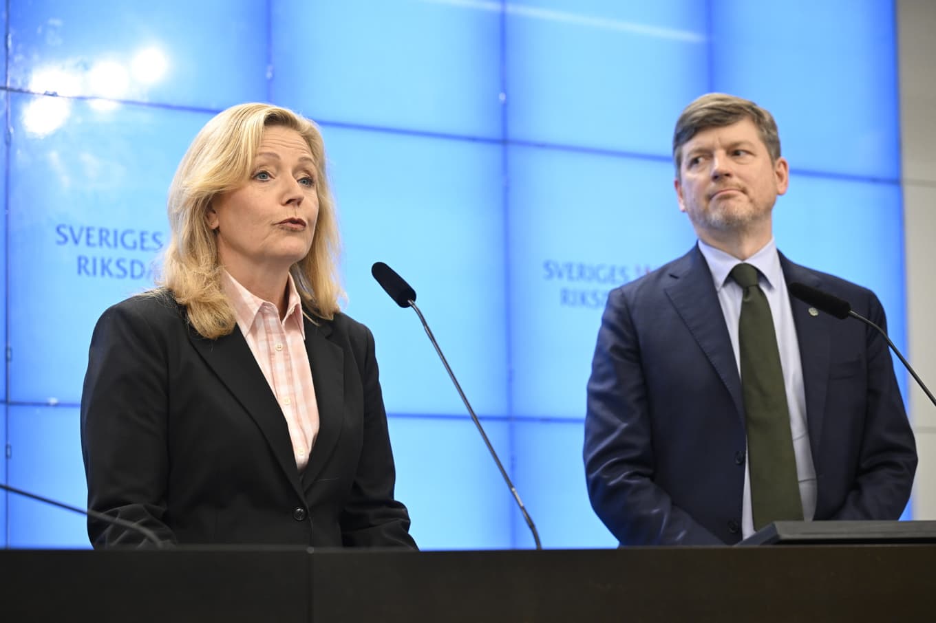 Centerns partiledare Elisabeth Thand Ringqvist och Martin Ådahl, ekonomiskpolitisk talesperson, presenterar partiets vårbudget för 2026 vid en pressträff. Foto: Jessica Gow/TT