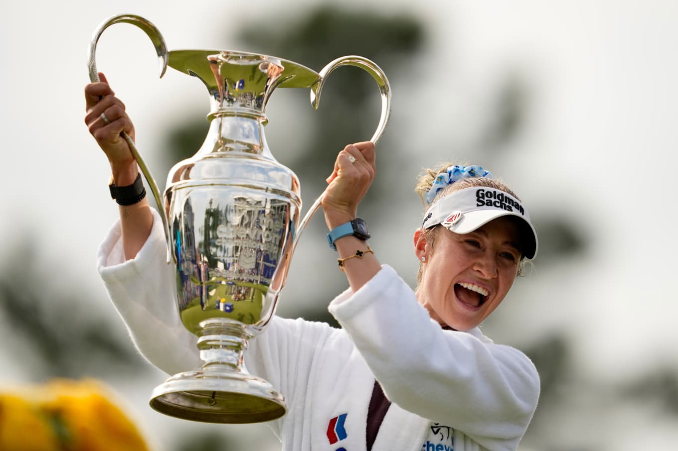 Nelly Korda höjer segerpokalen efter att hon tagit hem årets första majortävling. Foto: Ashley Landis/AP/TT