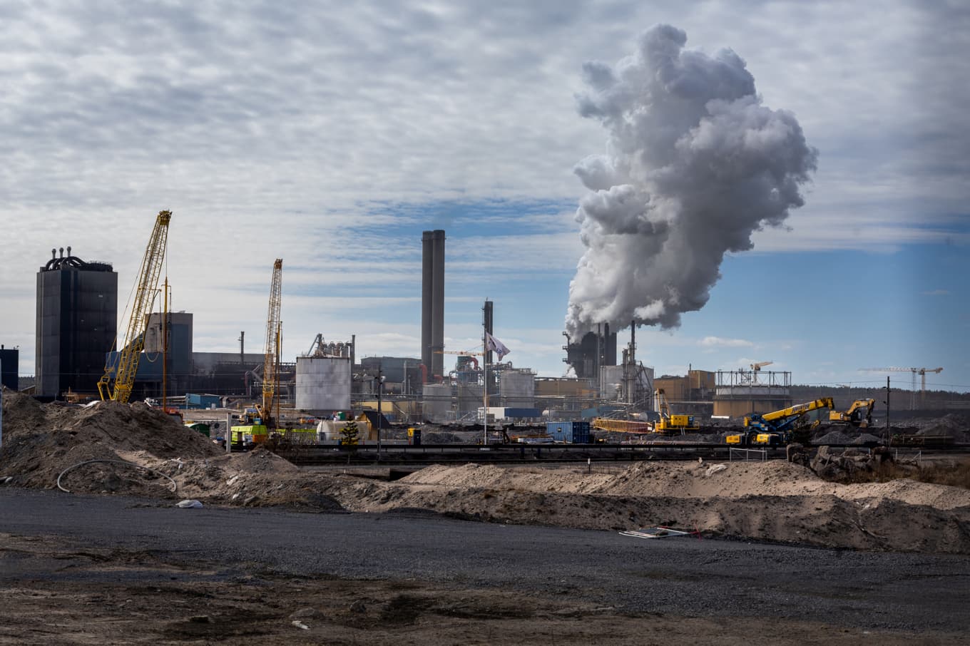 Sedan 3 april står arbetet med SSAB:s nya stålverk på Svartön i Luleå stilla efter det att flera personer insjuknat på byggarbetsplatsen. Foto: Pär Bäckström/TT