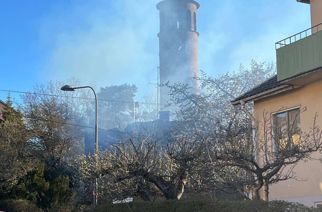 En villa på Stora Essingen i Stockholm fattade eld under natten. Foto: Boel Holm/TT