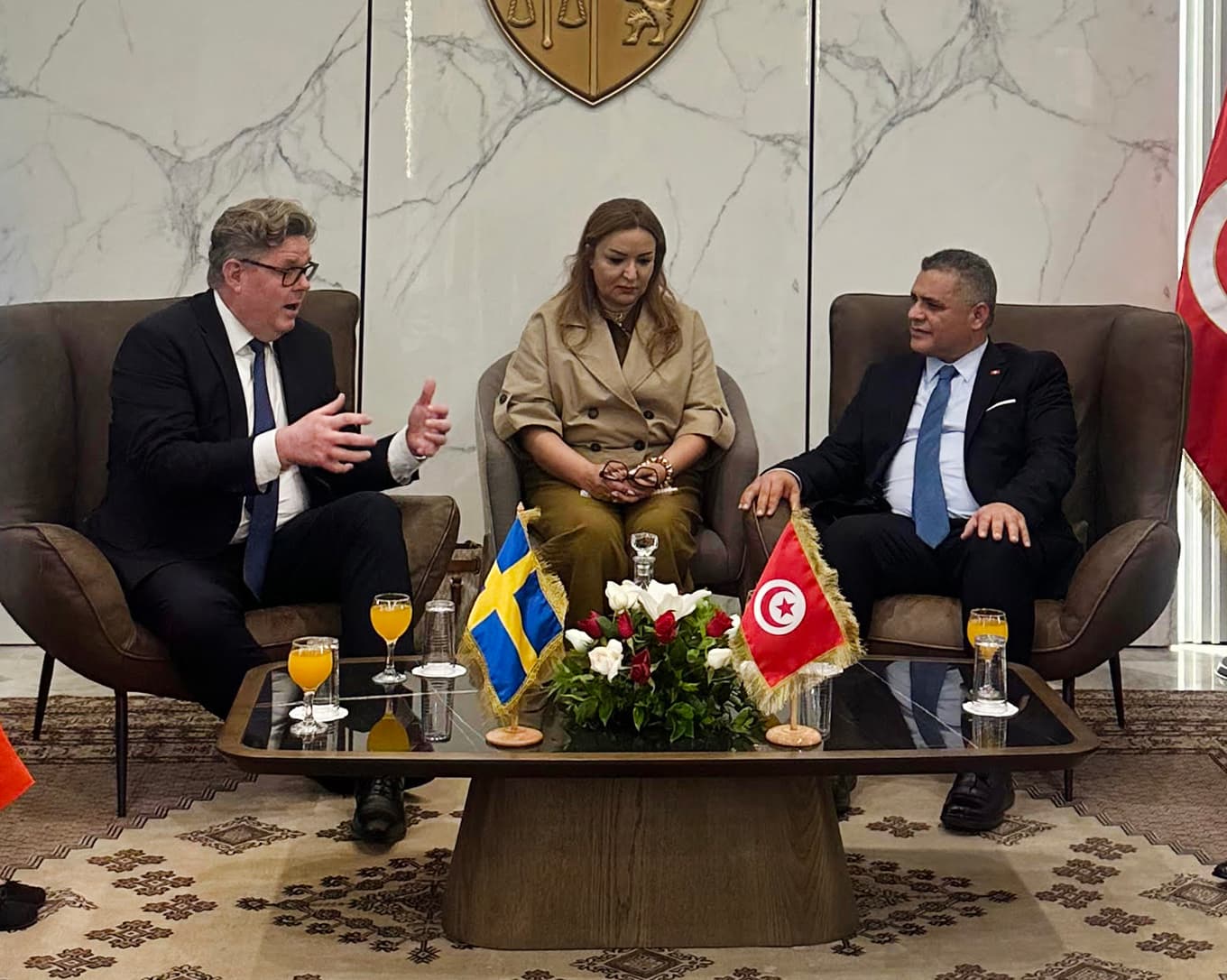Justitieminister Gunnar Strömmer (till vänster) och Tunisiens inrikesminister Khaled Nouri (till höger). Personen i mitten är en tolk. Foto: Justitiedepartementet/TT