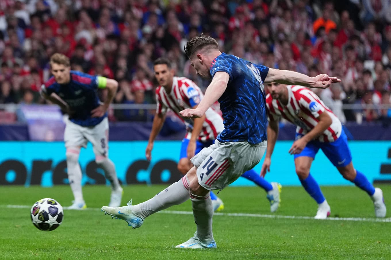 Viktor Gyökeres ger Arsenal ledningen med 1–0 mot Atletico Madrid från straffpunkten. Foto: Manu Fernandez/AP/TT