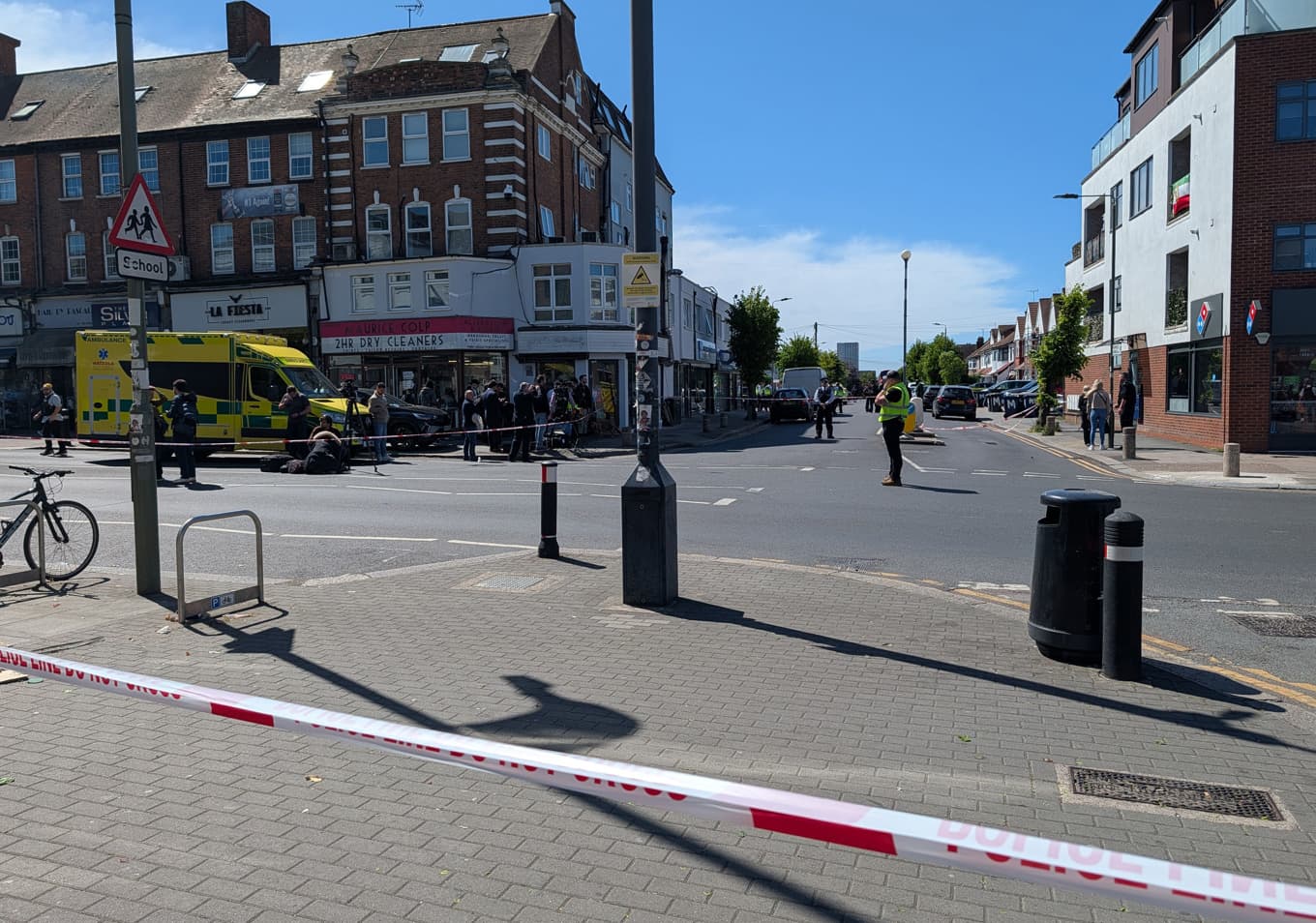 En polisavspärrning i Londonområdet Golders Green, där två personer knivhöggs på onsdagen. Foto: Jamie Lashmar/AP/TT