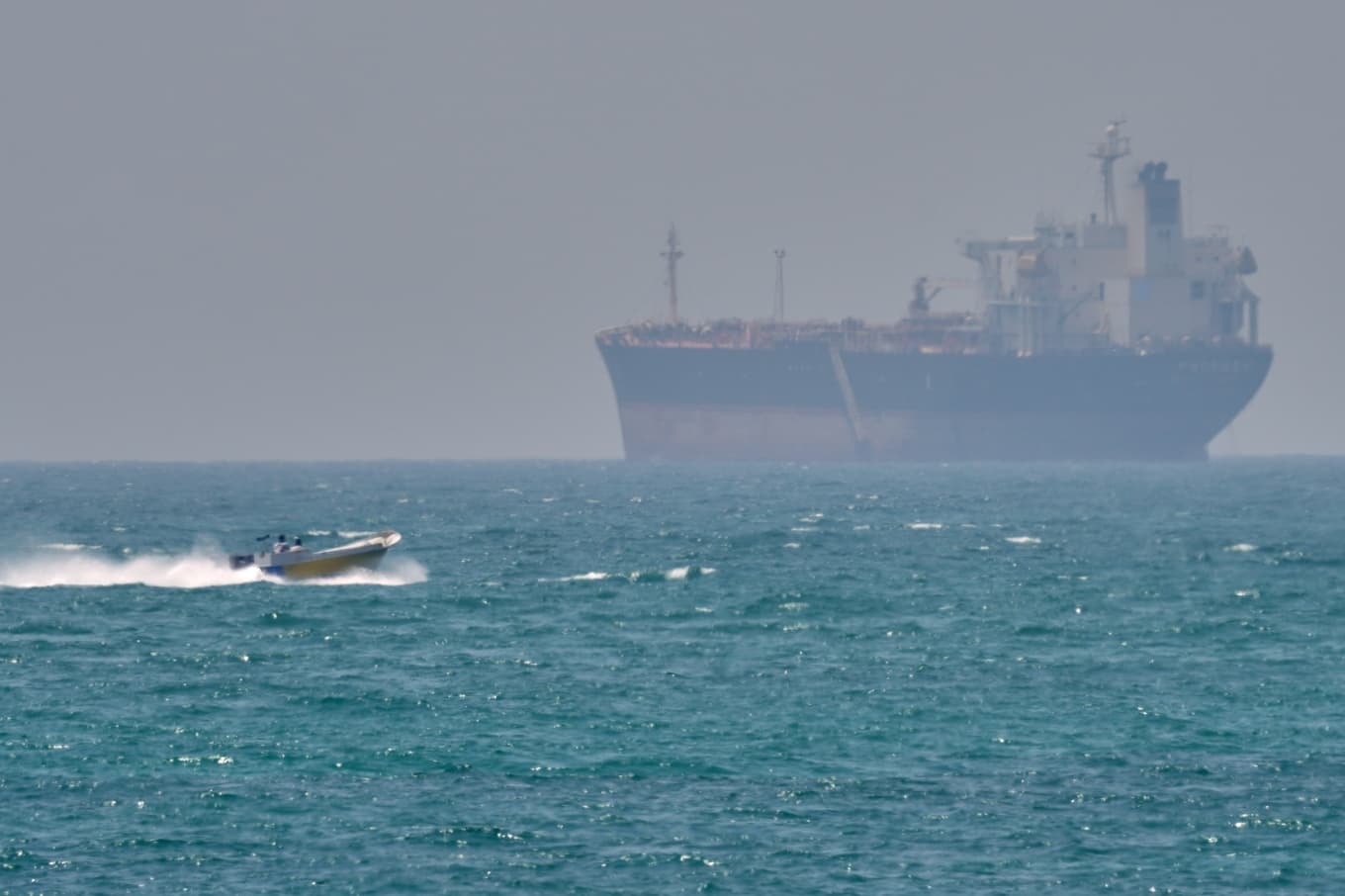 En tanker ligger för ankar i Hormuzsundet nära den iranska ön Qeshm tidigare i april. Foto: Asghar Besharati/AP/TT