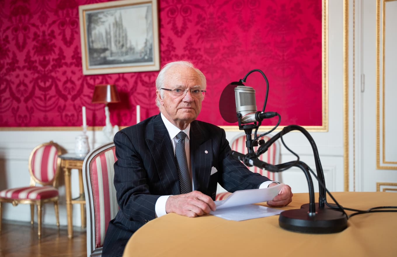 Kung Carl Gustaf spelar in sitt avsnitt av Sveriges Radios radioprogram "Tankar för dagen". Foto: Sara Friberg/Kungliga Hovstaterna