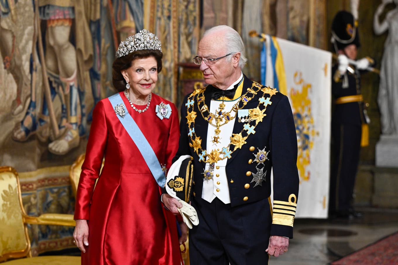 Drottning Silvia och kung Carl XVI Gustaf anländer till galamiddagen i rikssalen på Kungliga slottet. Foto: Christine Olsson/TT