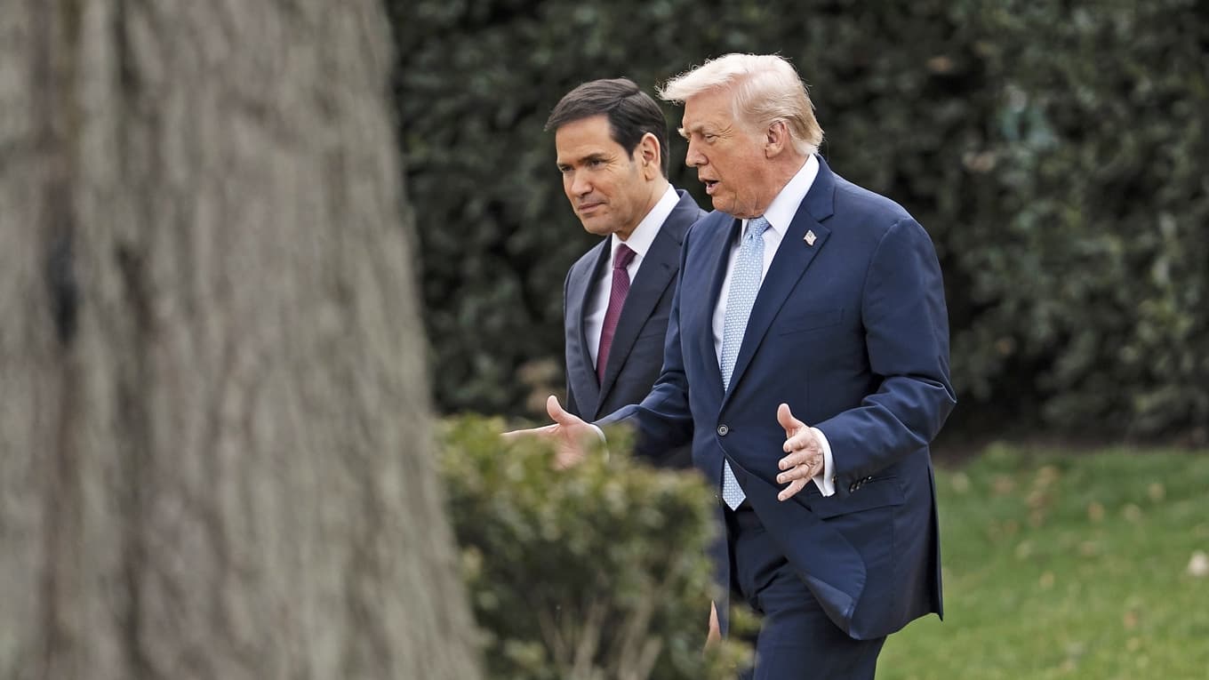 USA:s utrikesminister Marco Rubio samtalar med president Donald Trump utanför Vita huset i Washington. Foto: Madalina Kilroy