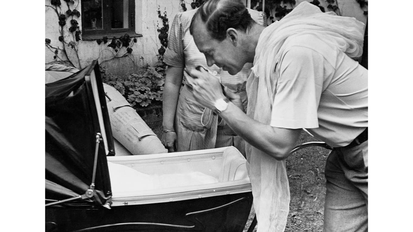 Detta är en bild som i en historisk kontext får betraktaren att dröja kvar med blicken. Foto: TT BILD