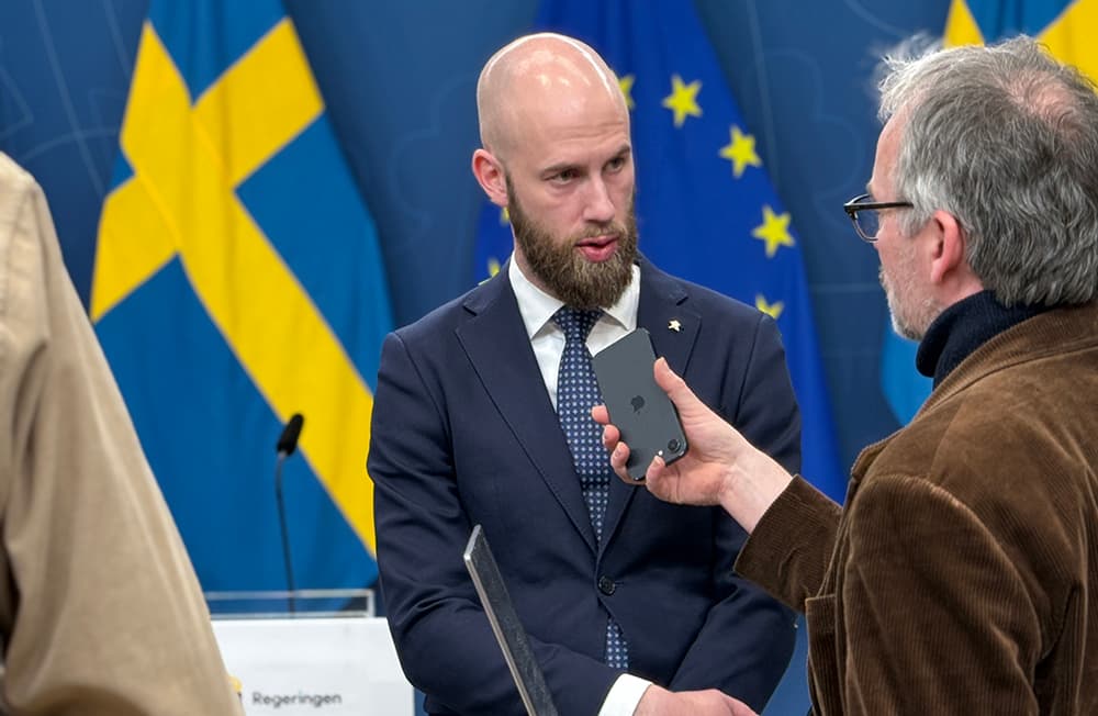 Ministern för civilt försvar, Carl-Oskar Bohlin (M), varnar för ett ökat cyberhot mot svensk infrastruktur som exempelvis vattenverk och sjukhus. Foto: Staffan Erfors
