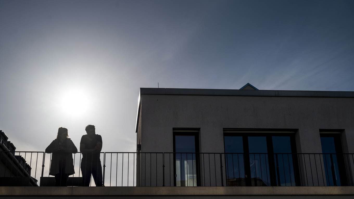 Avlyssning av män kan minska kvinnors utsatthet, det tror Tidöpartierna som vill utreda hur en ny lag skulle kunna se ut. Foto: Thomas Lohnes/Getty Images