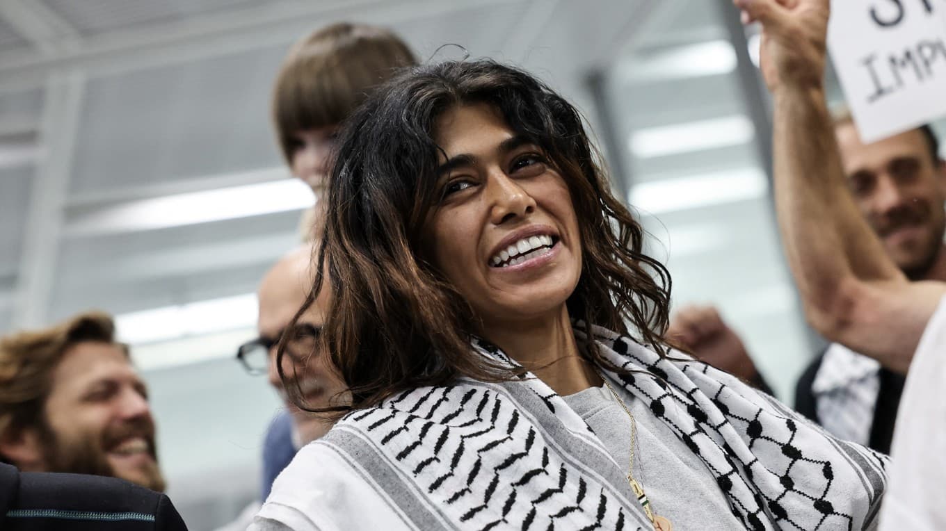 Den fransk-palestinska advokaten och Europaparlamentarikern för partiet La France Insoumise (LFI), Rima Hassan. Foto: Anne-Christine Poujoulat/AFP via Getty Images