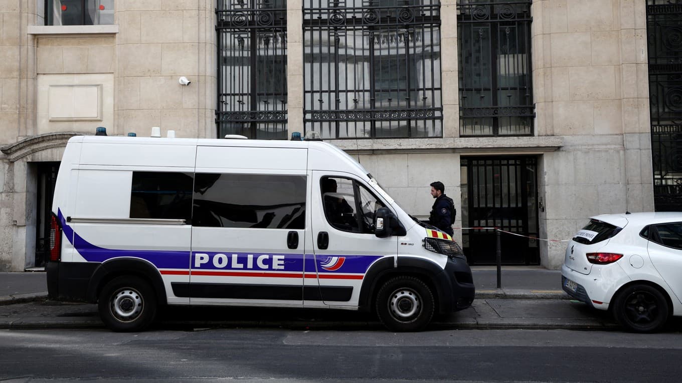Polisen utanför Bank of America-byggnaden i Paris den 28 mars. Foto: Sebastien Dupuy/AFP via Getty Images