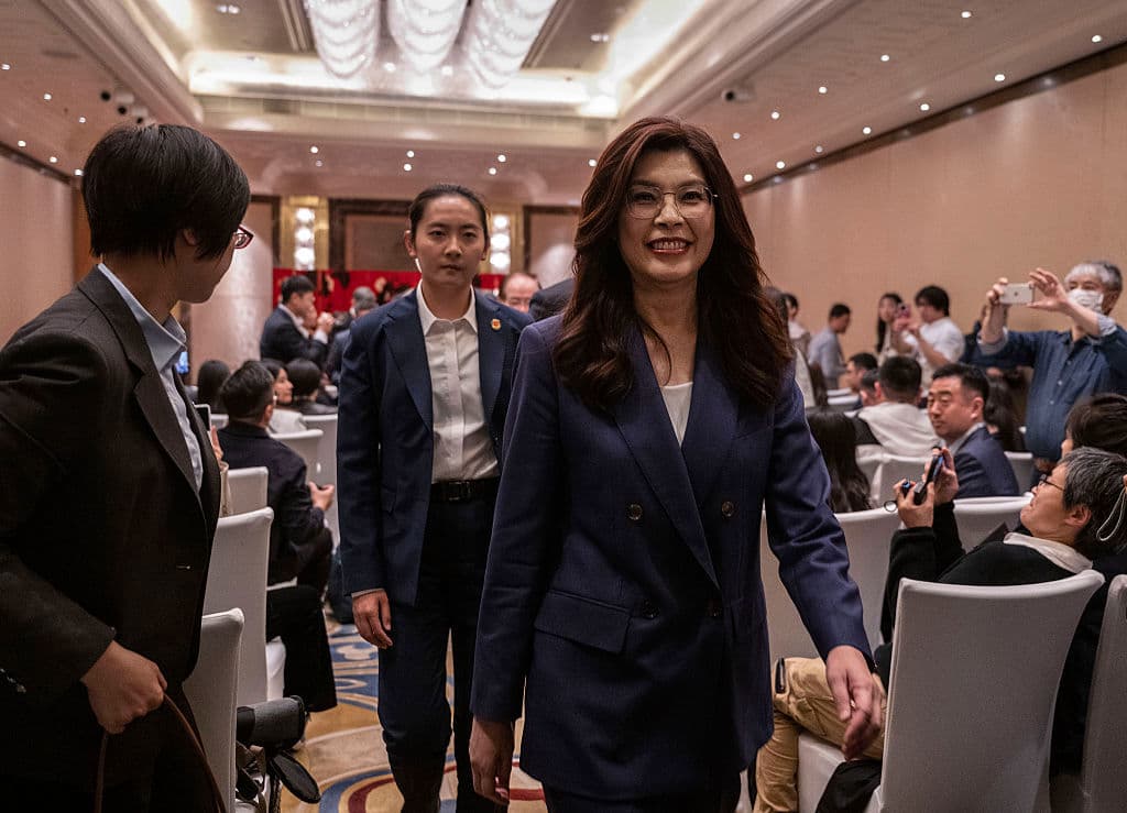 Cheng Li-wun, ordförande för Taiwans största oppositionsparti, Kuomintang (KMT), håller presskonferens efter mötet med Kinas ledare Xi Jinping. Foto: Kevin Frayer/Getty Images