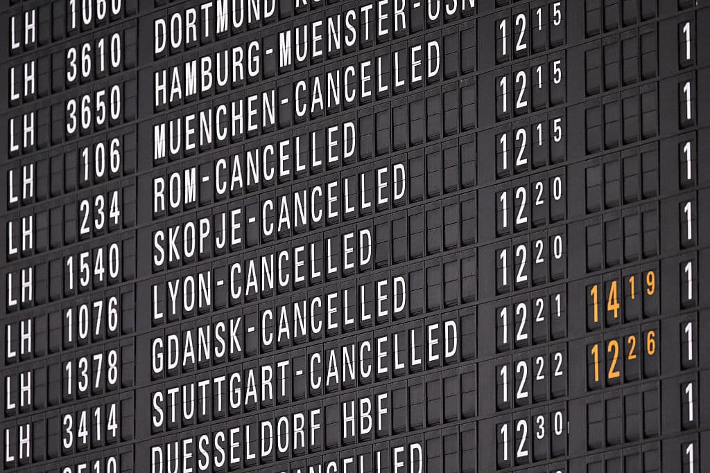 Flygtavla med inställda flyg på Frankfurts flygplats i Tyskland. Dessa inställningar var dock resultatet av en strejk tidigare under april. Foto: Kirill Kudryavtsev/AFP via Getty Images