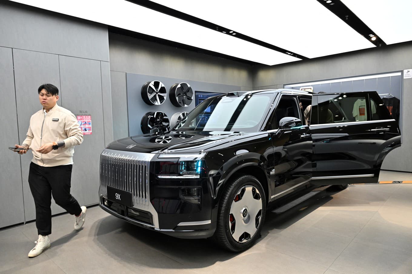 Bilfirma som säljer märket Zeekr i Peking. Foto: Adek BERRY / AFP via Getty Images)