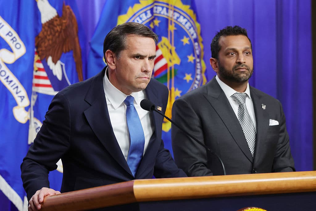 USA:s justitieminister Todd Blanche och FBI-chefen Kash Patel under presskonferensen i Washington den 21 april. Foto: Anna Moneymaker/Getty Images