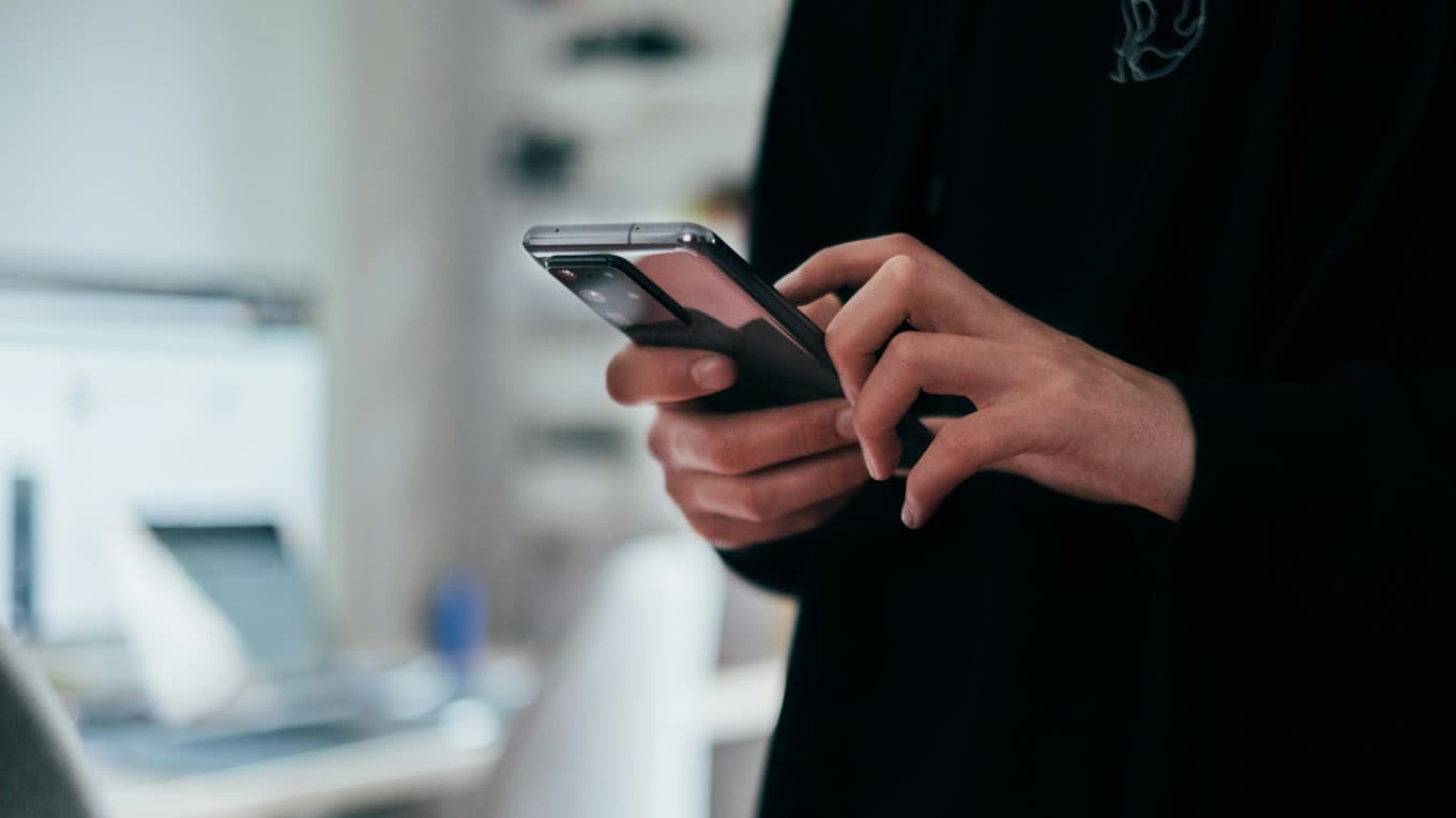 Enligt polisen pågår det en våg av bedrägeriförsök via sms. Foto: Jonas Leupe