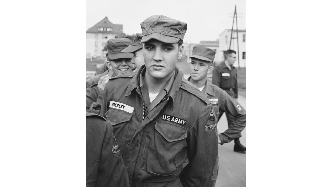 Bioaktuelle Elvis Presley valde, vilket ju faktiskt är helt häpnadsväckande, att lämna sin position som världens kanske hetaste artist för att tjänstgöra åren 1958–1960 i den amerikanska armén. En plats där verkligen ingenting görs på en höft – inte ens av Elvis. Foto: Hulton Archive/Getty Images