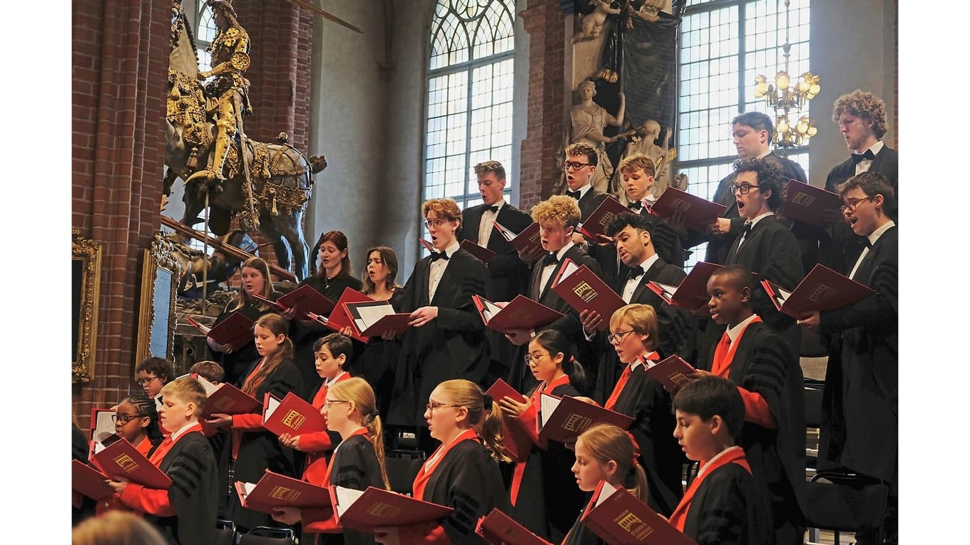 Medlemmar ur Choir of St John’s College, Cambridge, vid den konsert i Storkyrkan som inledde deras Nordenturné. Foto: Anna Hedelius