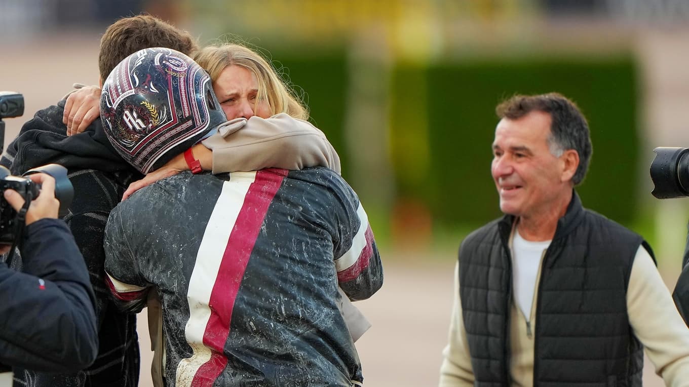 Familjen Kolgjini (Lutfi till höger) efter att äldste sonen Adrian vunnit Europaderbyt med Barack Face 2023. Foto: Thomas Blomqvist/TR Bild