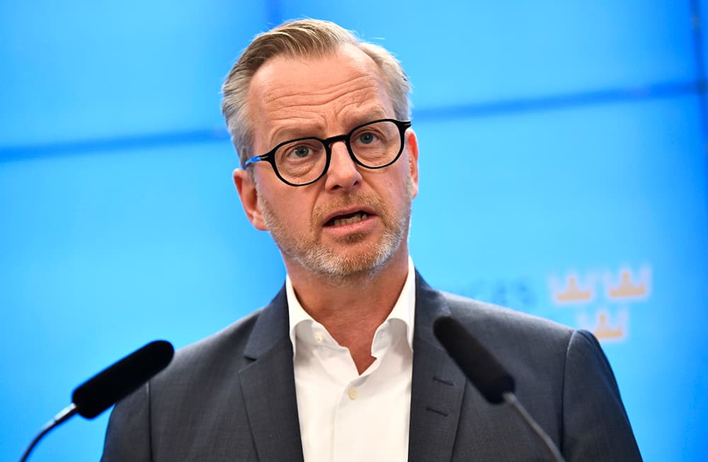 Mikael Damberg är mycket skarp i sin kritik mot finansminister Elisabeth Svantesson. Foto: Lars Schröder/TT