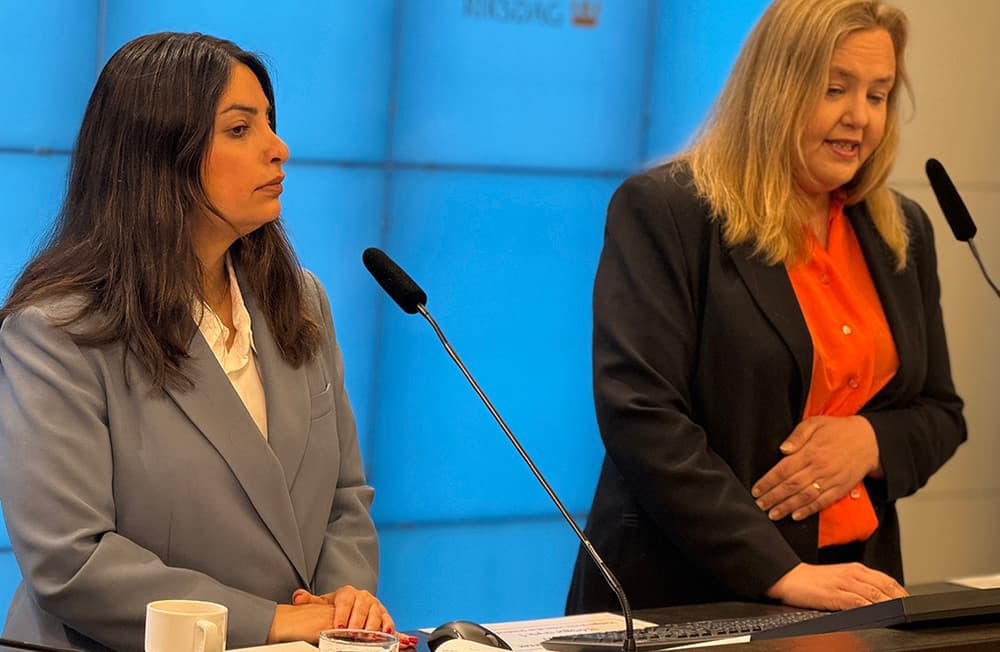 Nooshi Dagostar och Ida Garbrielsson presenterar Vänsterpartiets vårbudget där man bland annat vill höja barnbidraget. Foto: Staffan Erfors