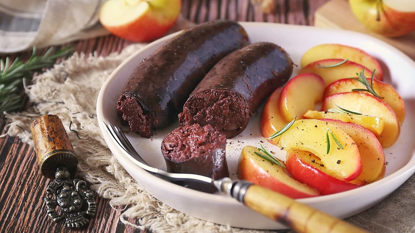 I Luxemburg kan du få en smakrik korv som innehåller grisblod, griskind, vitkål och lök. Serveras med stekta äpplen, skriver Boris Benulic. Foto: Photosimysiq/Shutterstock
