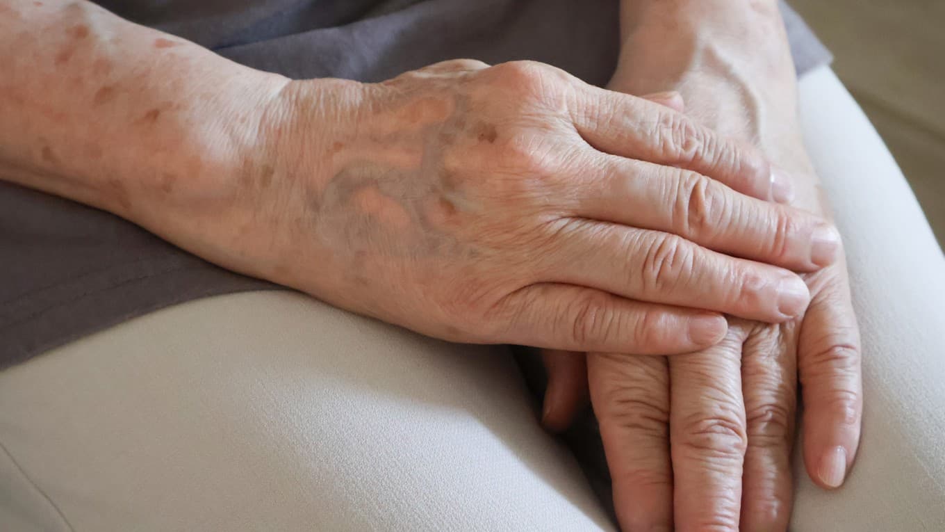 De senaste åren har hundratals personer stängts av inom äldreomsorgen. Enbart i Umeå kommun fick 21 personer lämna sina jobb förra året. Foto: Shutterstock