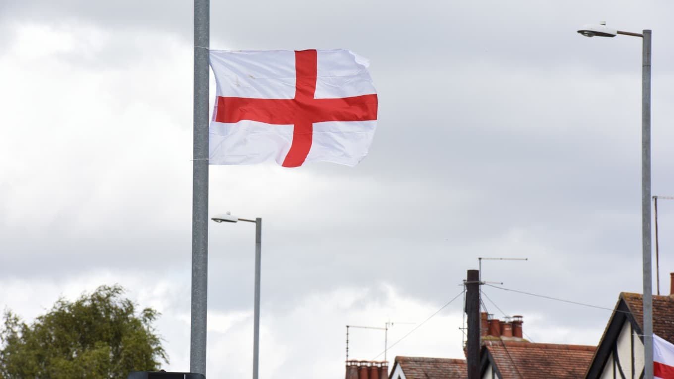 Den engelska flaggan med Sankt Georgskorset. Foto: Thomas Holt/Shutterstock