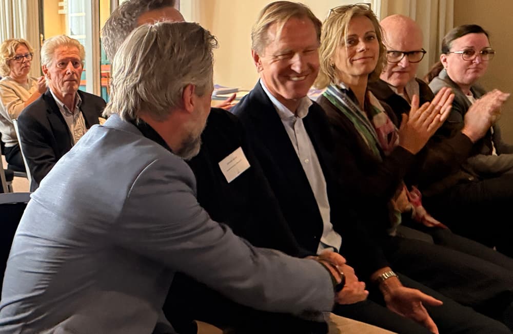 Ulf Rosberg vann ordförandestriden överlägset i Svenska Tennisförbundet. Här gratuleras han av utmanaren Robert Samuelsson. Foto: Staffan Erfors