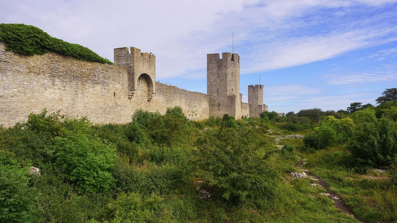 ”Om murar kunde tala”. Visby ringmur har upplevt och ”överlevt” såväl sjörövarna i Vitaliebröderna som Tyska orden och en rad interna konflikter. Foto: Arild Vågen/Wikimedia Commons